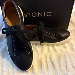 Vionic Women's Black Leather Winny Sneakers